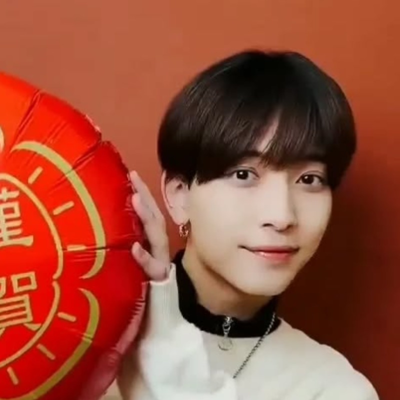 中村嶺亜が謹賀新年の風船を持つ画像