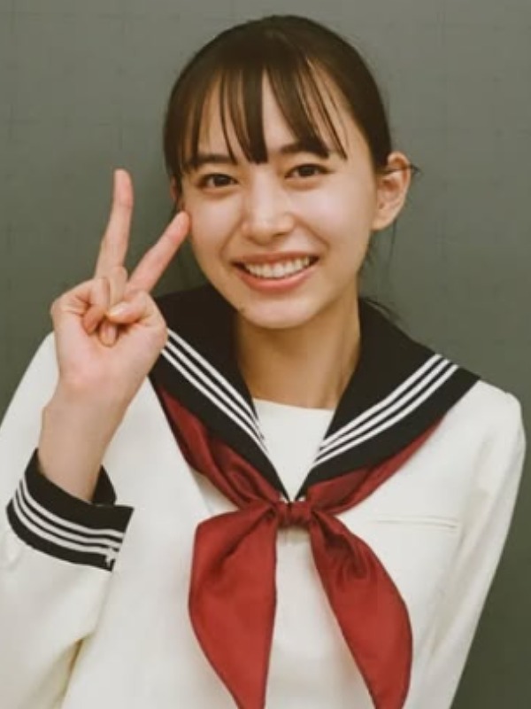 井桁弘恵がセーラー服(夏服)を着てピースサインをしている画像