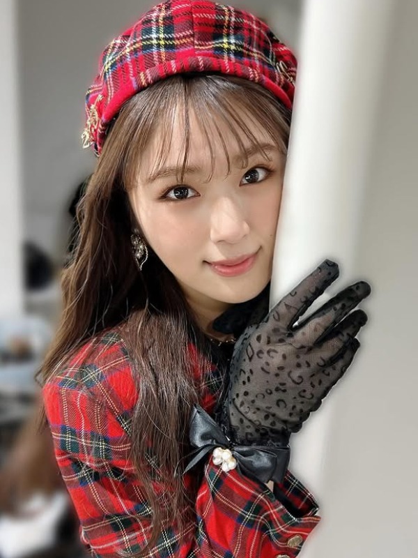 渋谷凪咲が赤いチェック柄の服と帽子を身に着けている画像