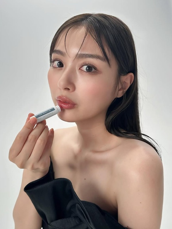 内田理央が口紅を塗っている画像