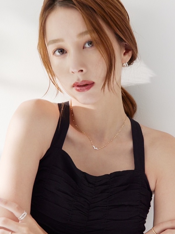 黒い衣装のNikiの画像