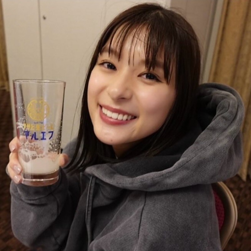 芳根京子がグレーのパーカーを着てビールを飲み干した画像