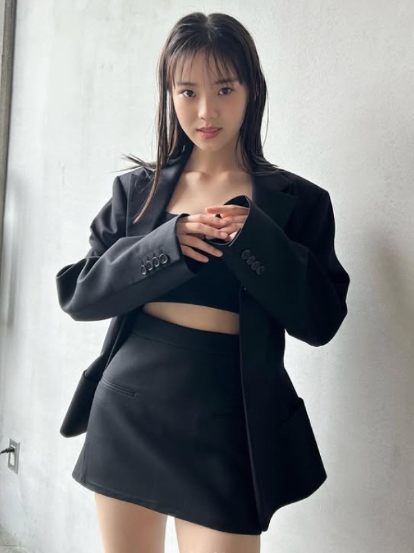 黒いジャケットと黒いスカート姿の志田こはくの画像