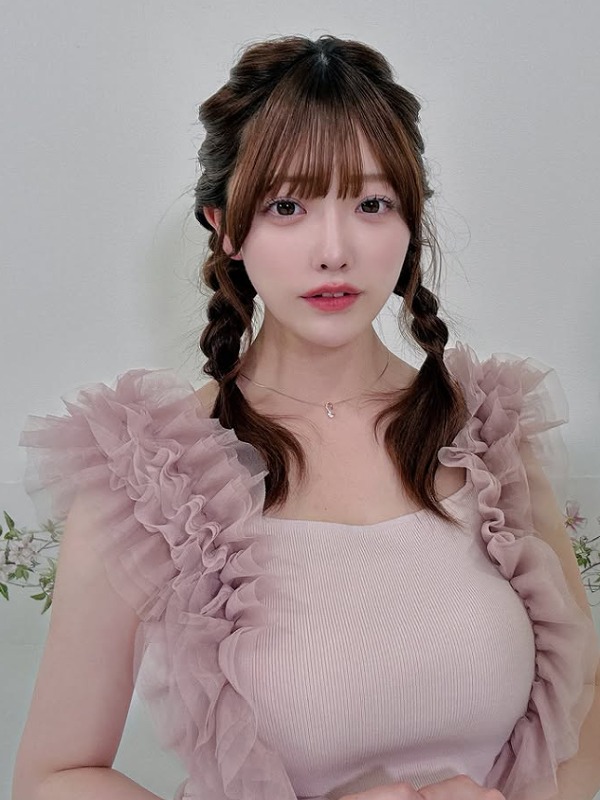 塩見きらがピンク色の服を着ている画像