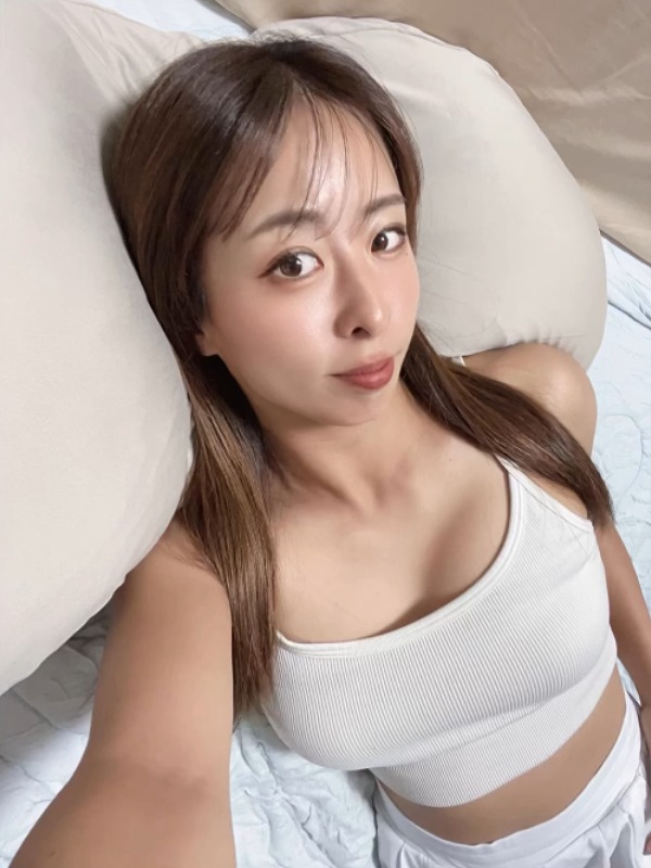 園田彩乃がクッションに寄り掛かる画像