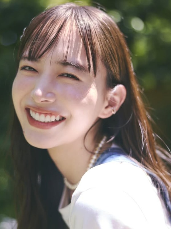 井桁弘恵が白い服を着て笑顔の画像