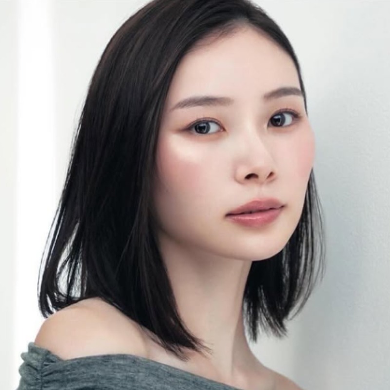 グレーの服を着た朝日奈央の画像