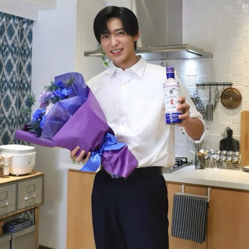 目黒蓮がキッチンで花束を持ちながら醤油のボトルを持つ画像