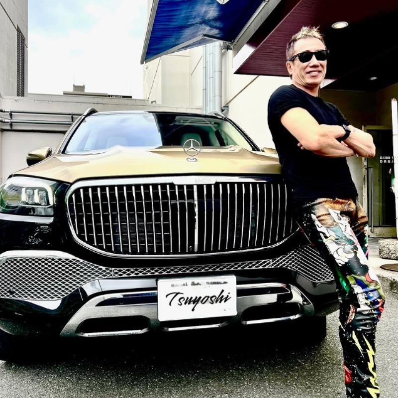 ベンツに寄り掛かる長渕剛の画像