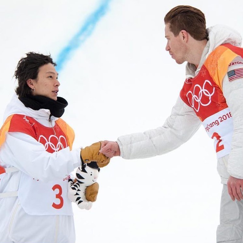 平昌オリンピックでショーン・ホワイトと拳を合わせる平野歩夢の画像