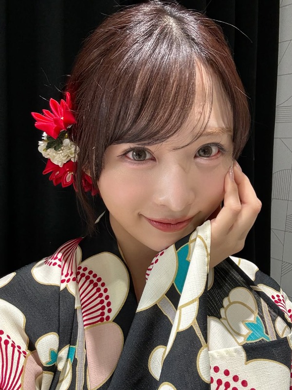 小栗有以が浴衣を着ている画像