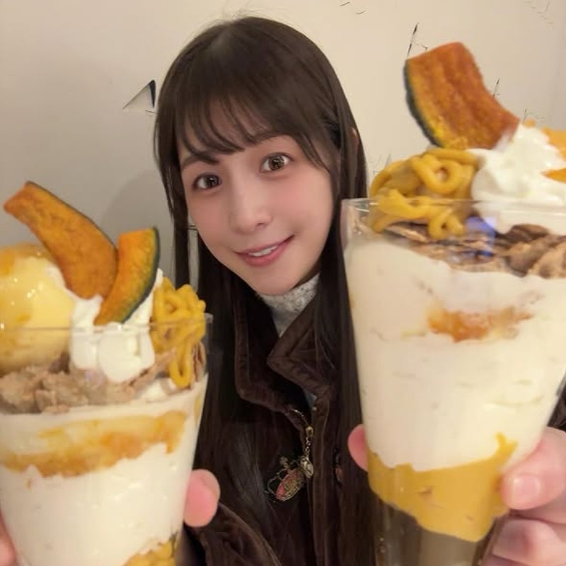 上原わかながパフェを両手に持つ画像