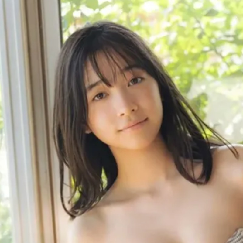 今森茉耶が掃き出し窓に寄り掛かる画像