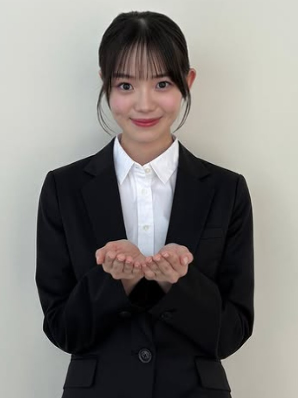 黒いスーツ姿の志田こはくの画像