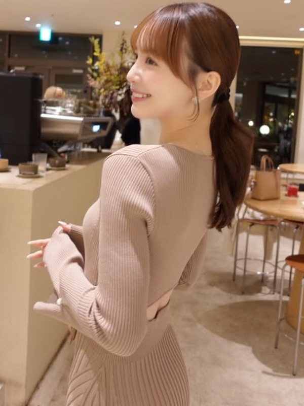 山根千佳が薄茶色の服を着ている画像