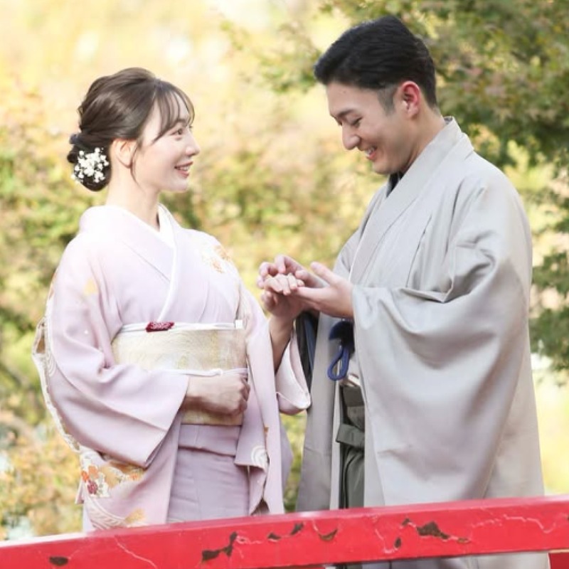 能條愛未が中村橋之助に赤い橋の上で手を添えられている画像