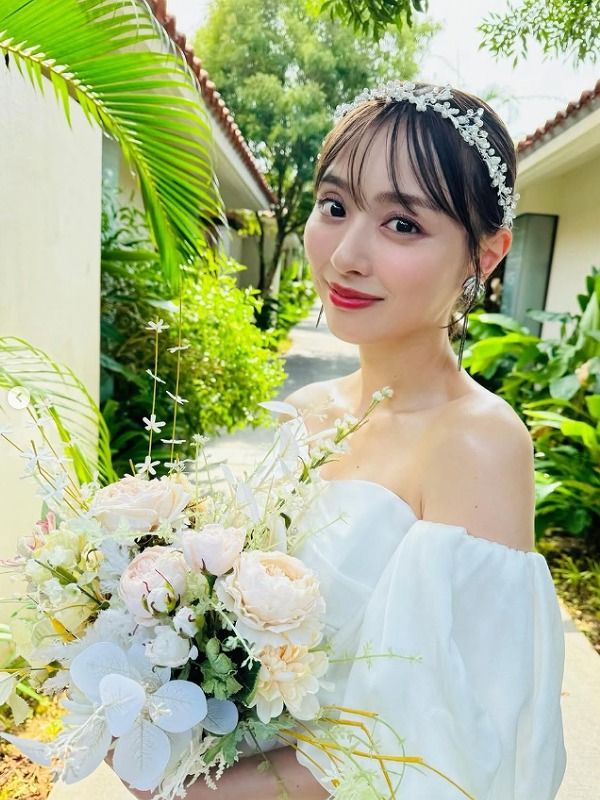 内田理央がウエディングドレス姿の画僧