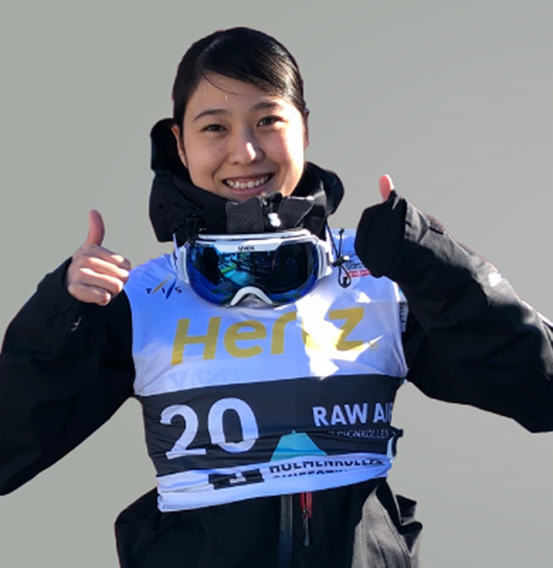 丸山希が両手でグッドをしている画像