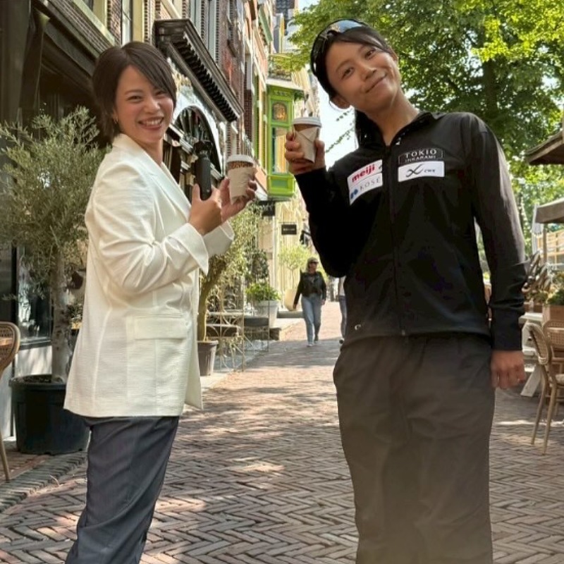 姉の菜那さんと歩道でコーヒーを持つ高木美帆の画像