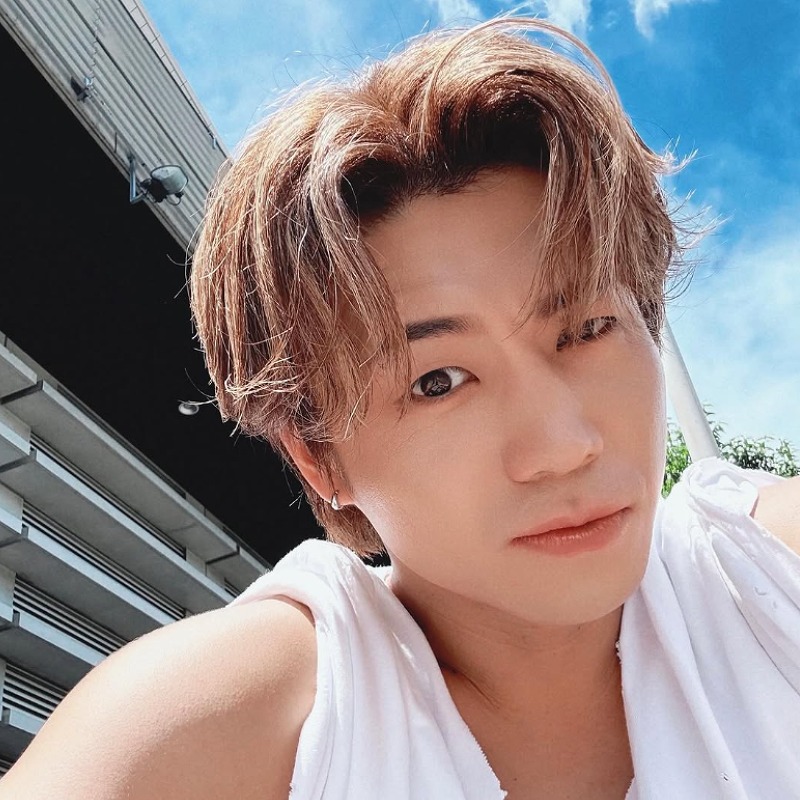 瀬口黎弥が白いタオルを首にかける画像