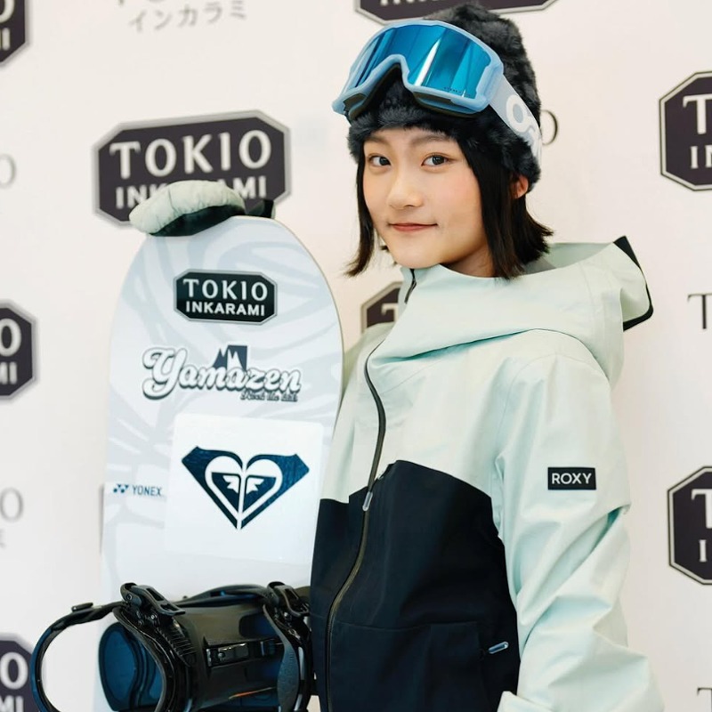 清水さらがインカラミの看板の前で立つ画像