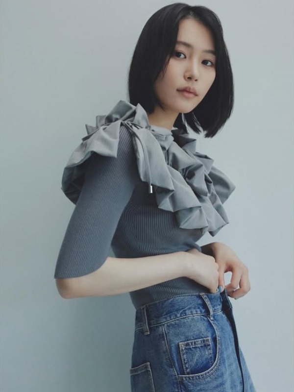 南沙良がFRAY I.Dの服を着ている画像
