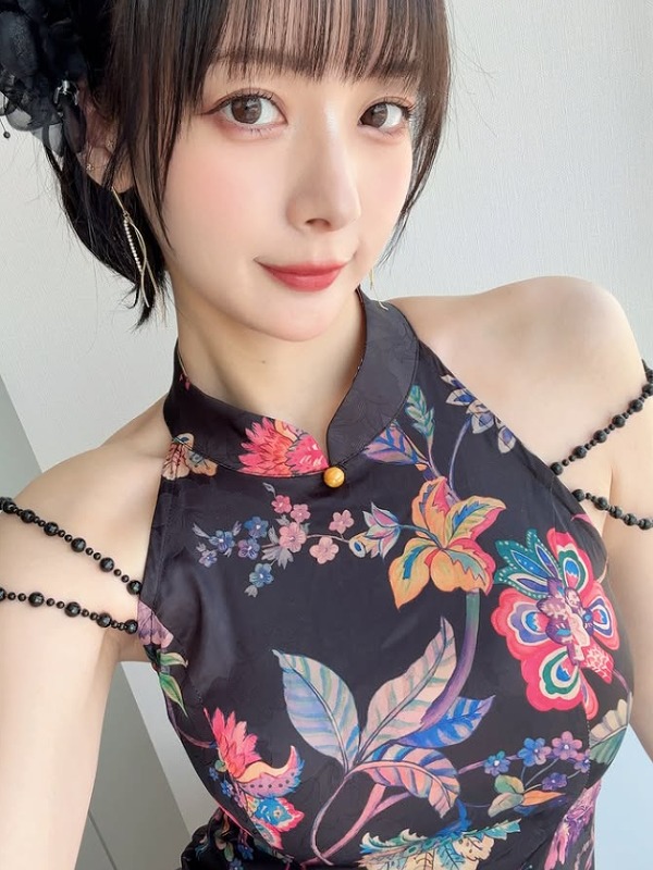 岡田紗佳がチャイナ服を着ている画像