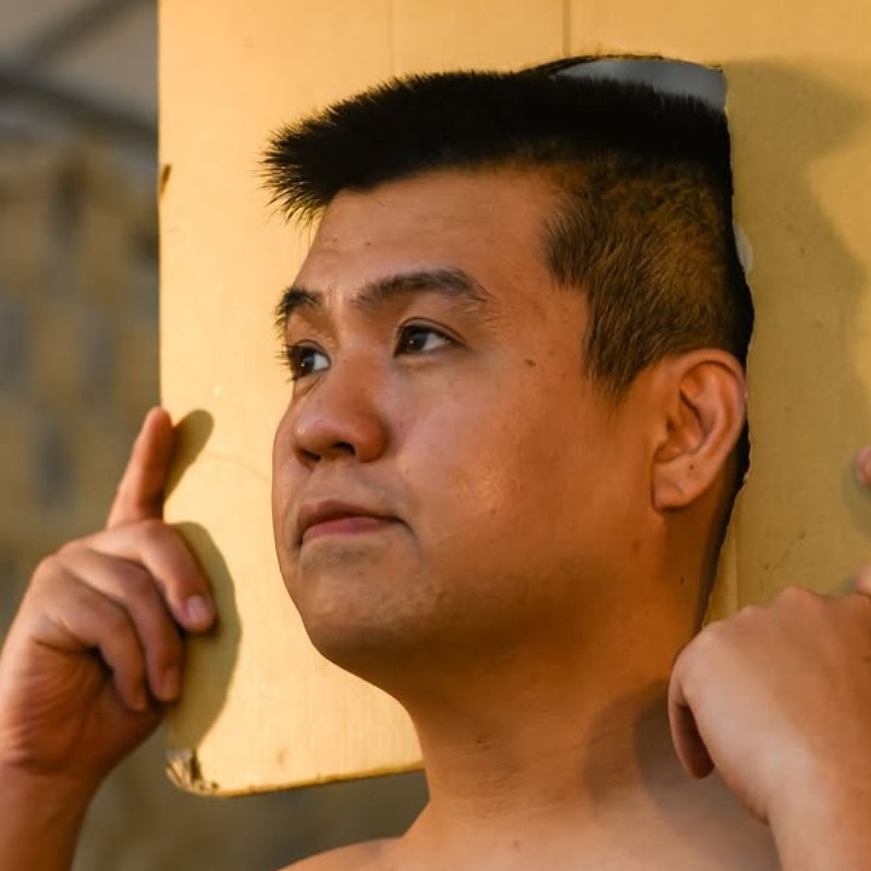 アタック西本が角刈り通り抜けのリハをしてる様子の画像