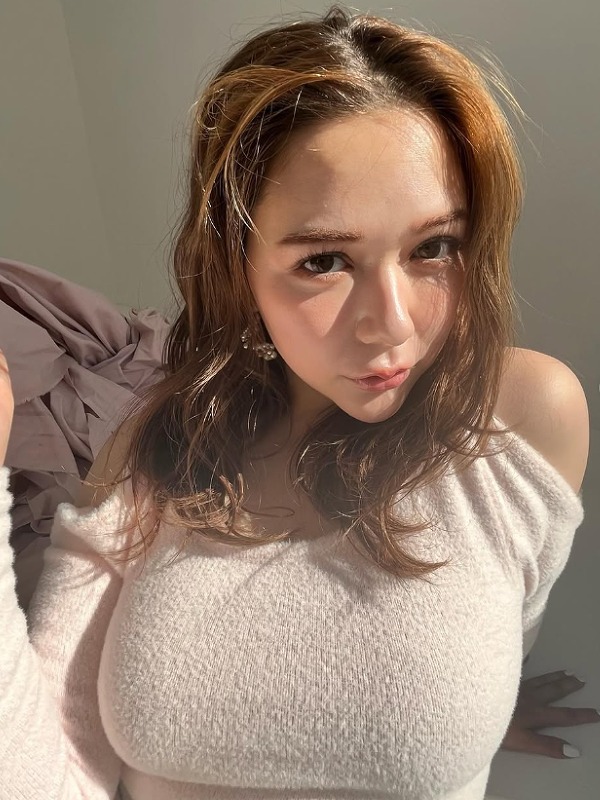 村重杏奈が白い服を着ている画像