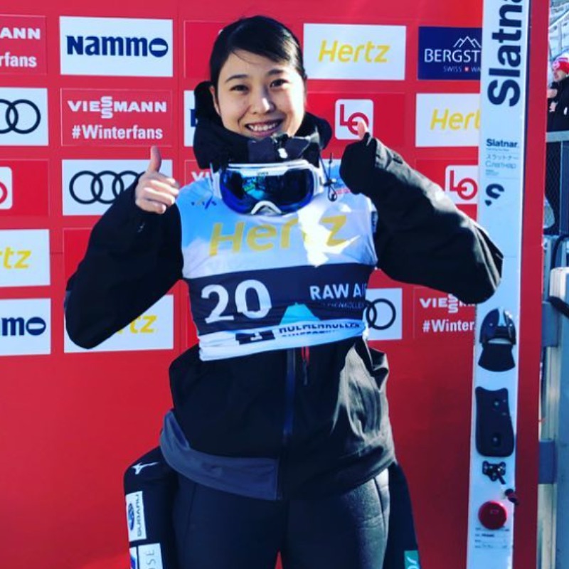 丸山希が表彰台で両手でグッドをする画像