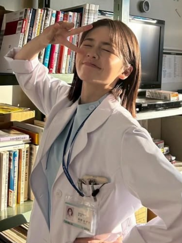 小芝風花が白衣を着ている画像