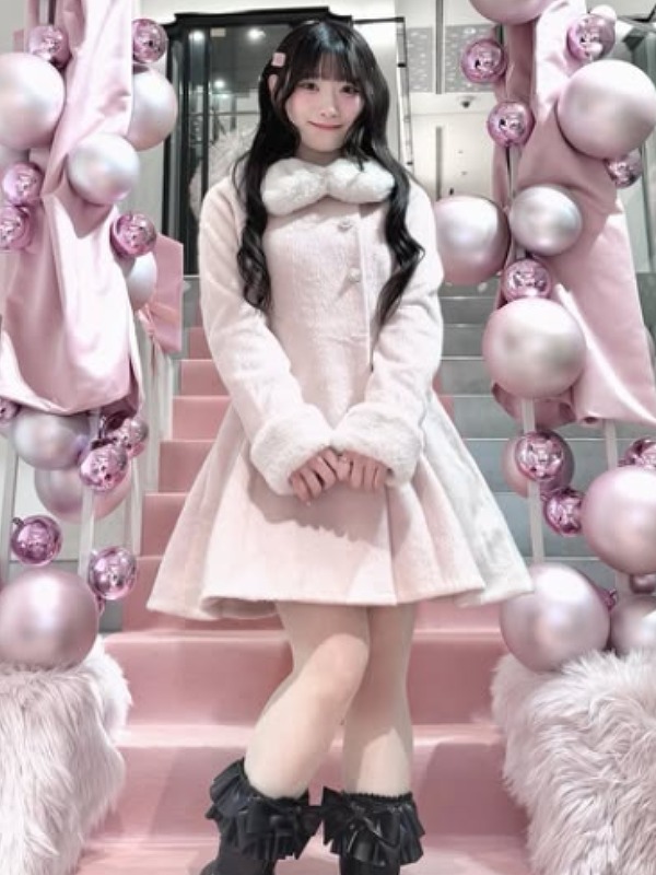 齋藤樹愛羅がピンク色のコートを着ている画像