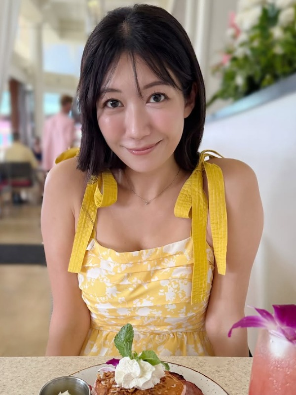 穂川果音が黄色の服を着てスイーツを食べている画像