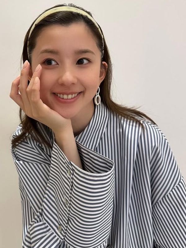 朝比奈彩がストライプのシャツを着ている画像