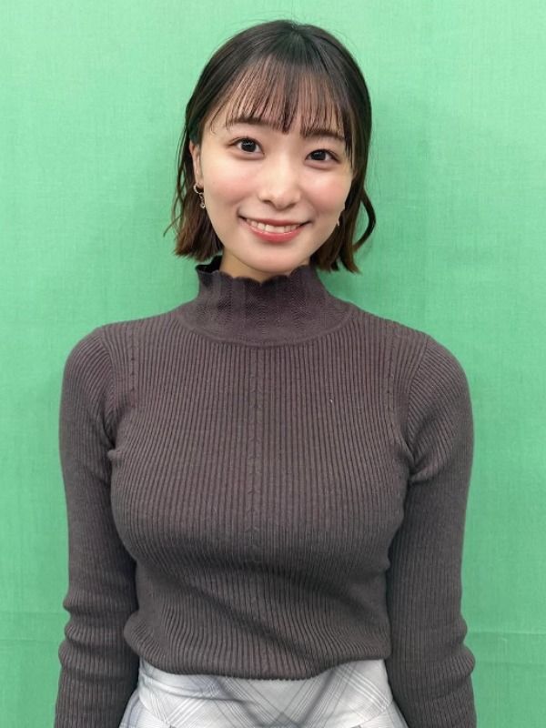 今井春花がグレーのニットを着ている画像