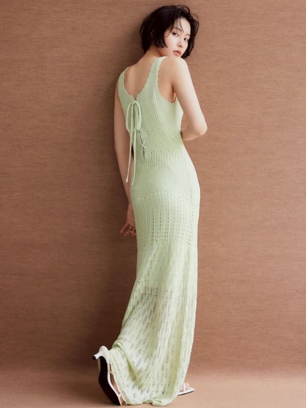 南沙良が薄緑色のドレス着た後ろ姿の画像