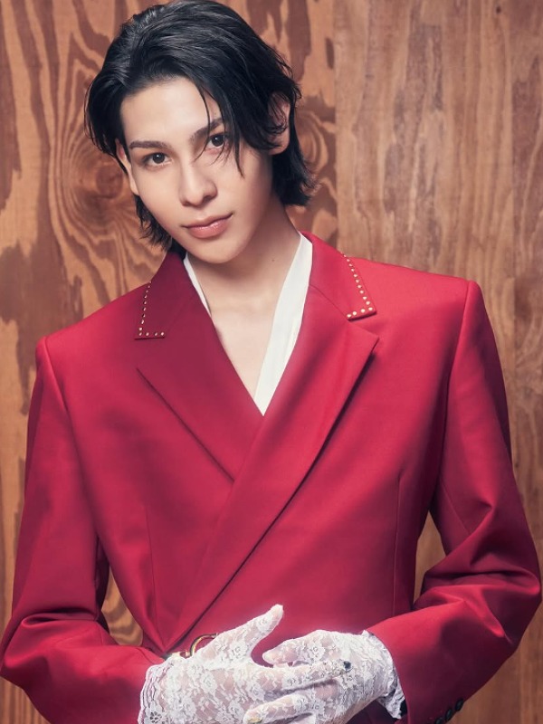 ウラールが赤いスーツを着ている画像