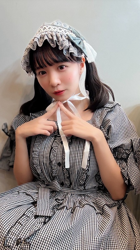 椿野ゆうこがグレーのチェック柄の服を着ている画像