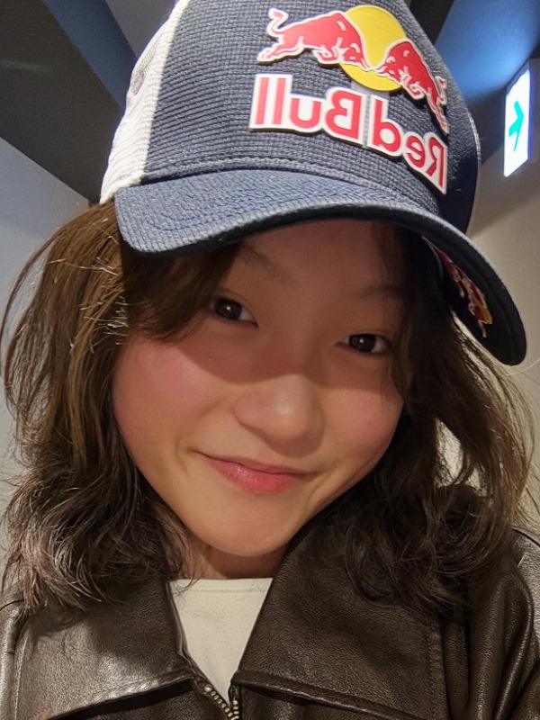 清水さらがレッドブルのキャップを被っている画像