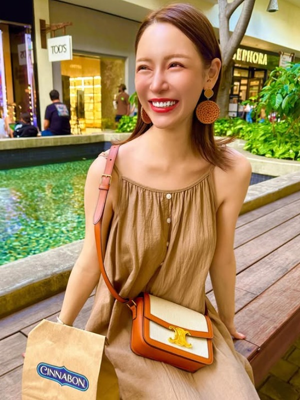 進撃のノアが茶色のワンピースを着て座り笑顔の画像