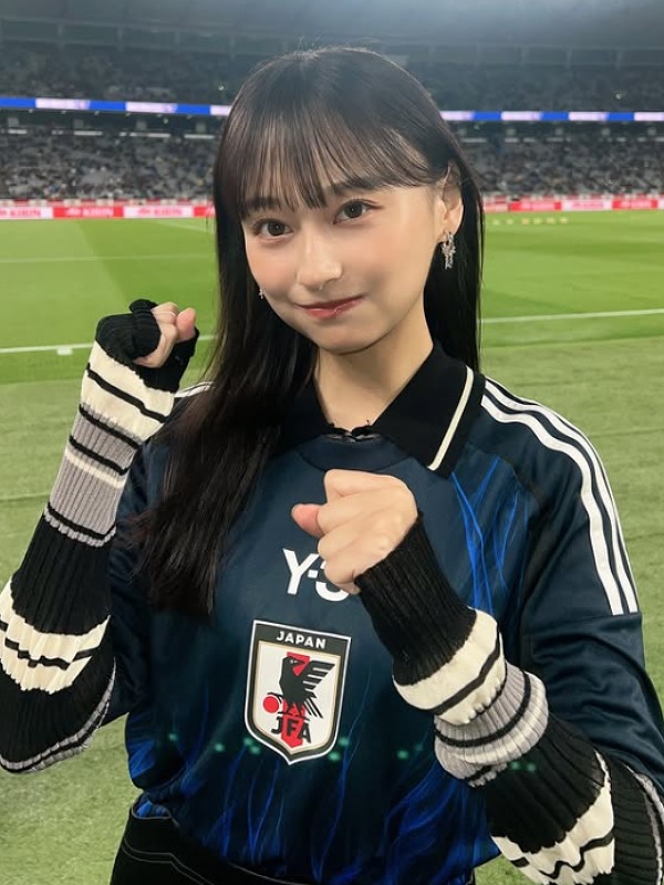 影山優佳がサッカー日本代表のユニフォームを着てピッチに立ちガッツポーズをする画像