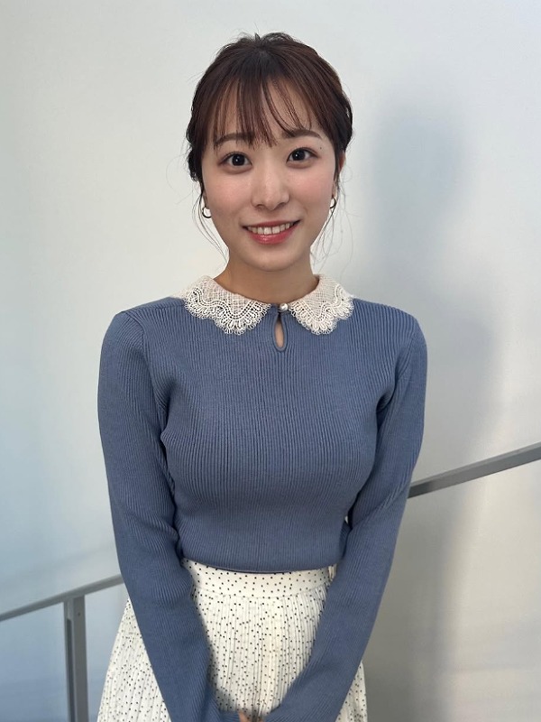 今井春花がネイビーのニットを着ている画像