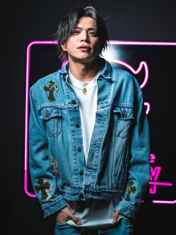 山本裕典がデニムのジャケットを着ている画像