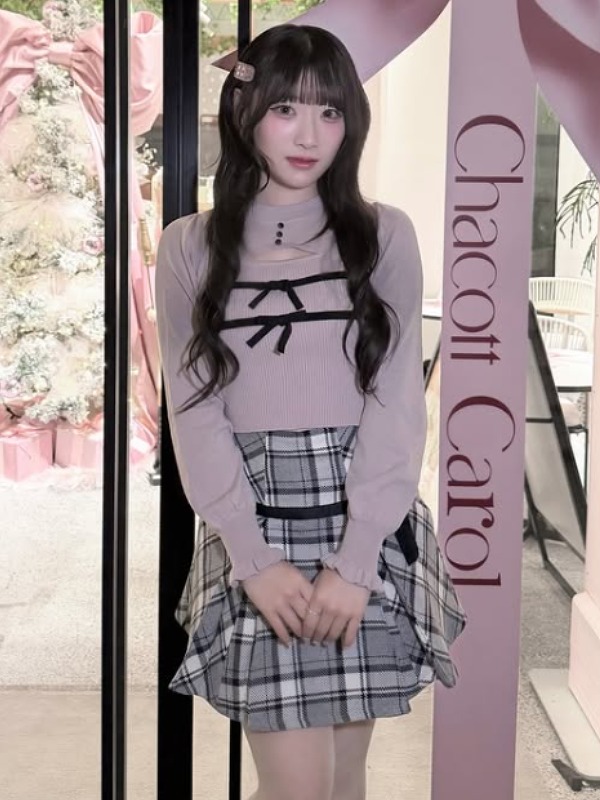 齋藤樹愛羅がピンク色の服とグレーのチェック柄のスカートを履いている画像