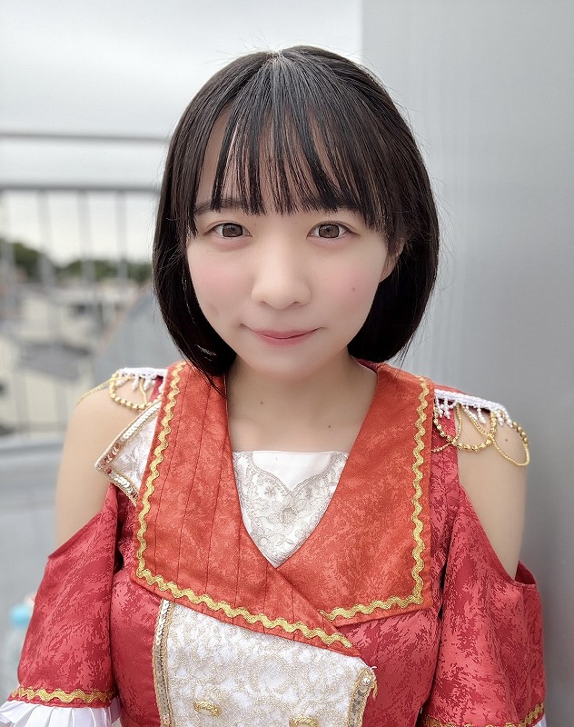 椿野ゆうこが赤いステージ衣装を着ている画像