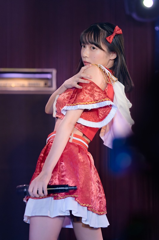 椿野ゆうこがステージ上にいる画像