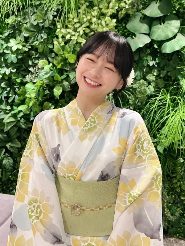 影山優佳が浴衣を着て微笑む画像