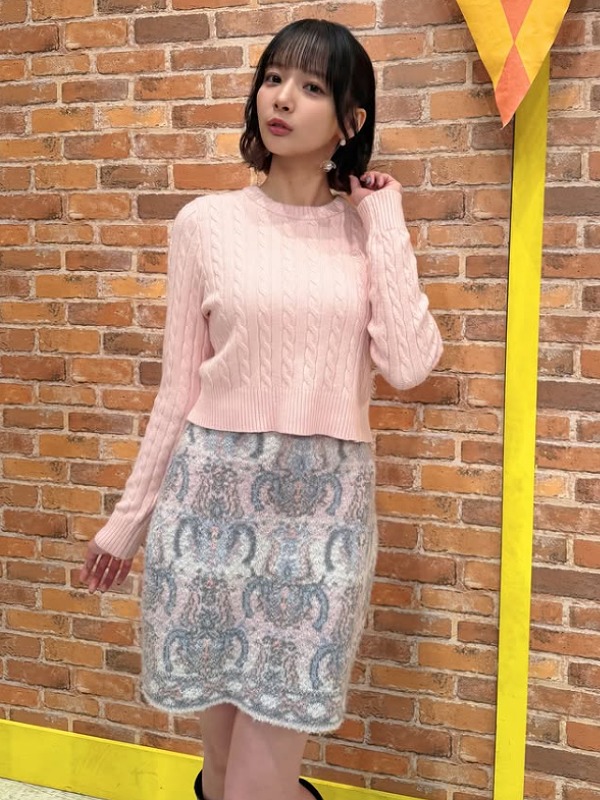 岡田紗佳がピンクのセーターを着ている画像