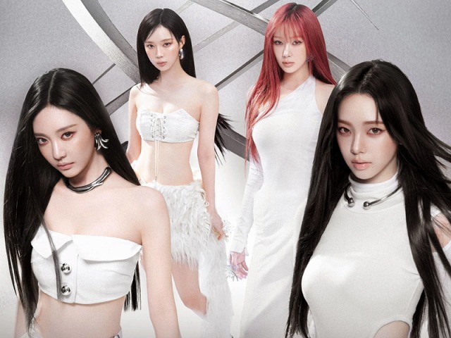 エスパの4人が白い服を着ている画像