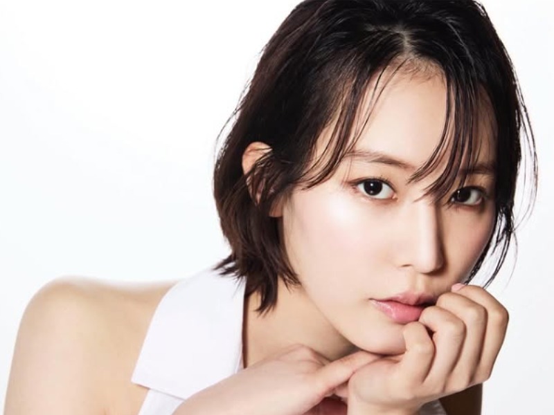 南沙良が白い服を着ている画像